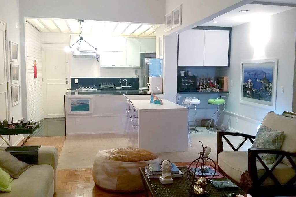 Sala ampla com cozinha americana integrada - Large living room with integrated kitchen