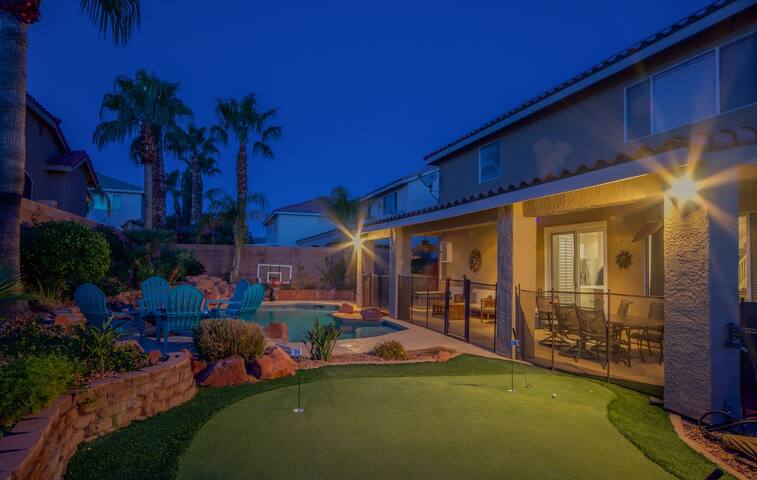 Paradise off the strip, Big Loft&Fun backyard gallery image 5