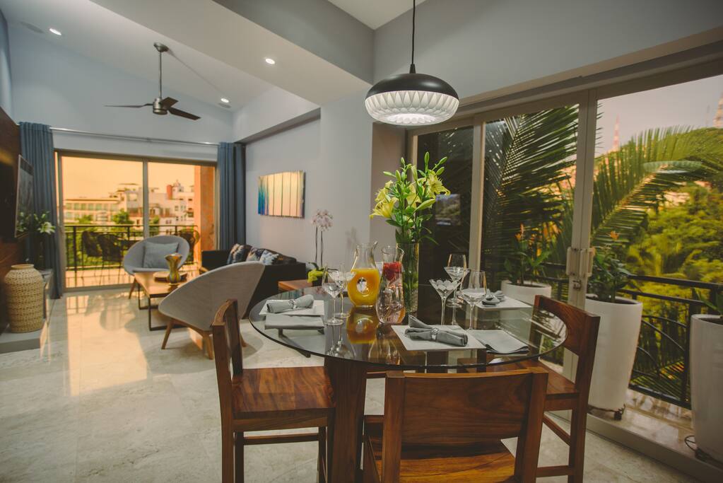 Open concept living, dining, and kitchen