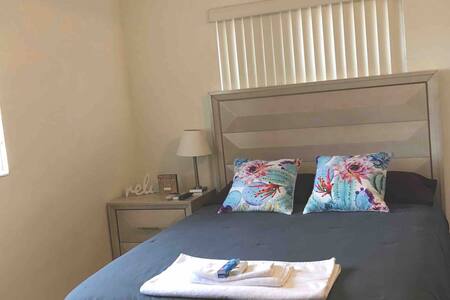 Place in Hollywood FL close to the beach (1 Guest)