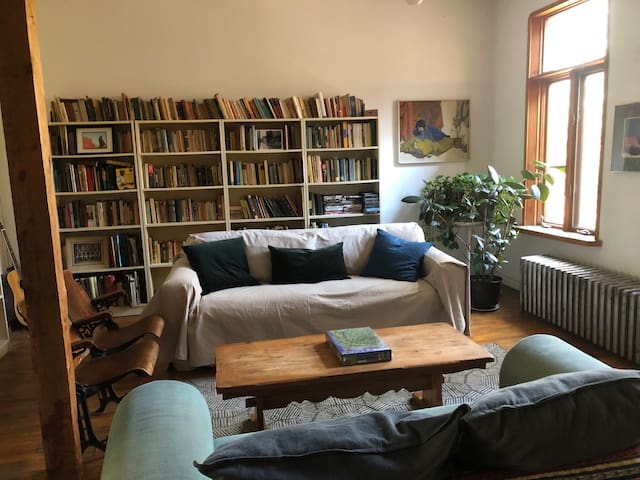 Charming Plateau Home “Fleur du Lits” gallery image 3