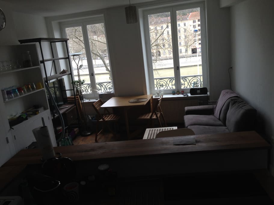 Salon avec cuisine américaine