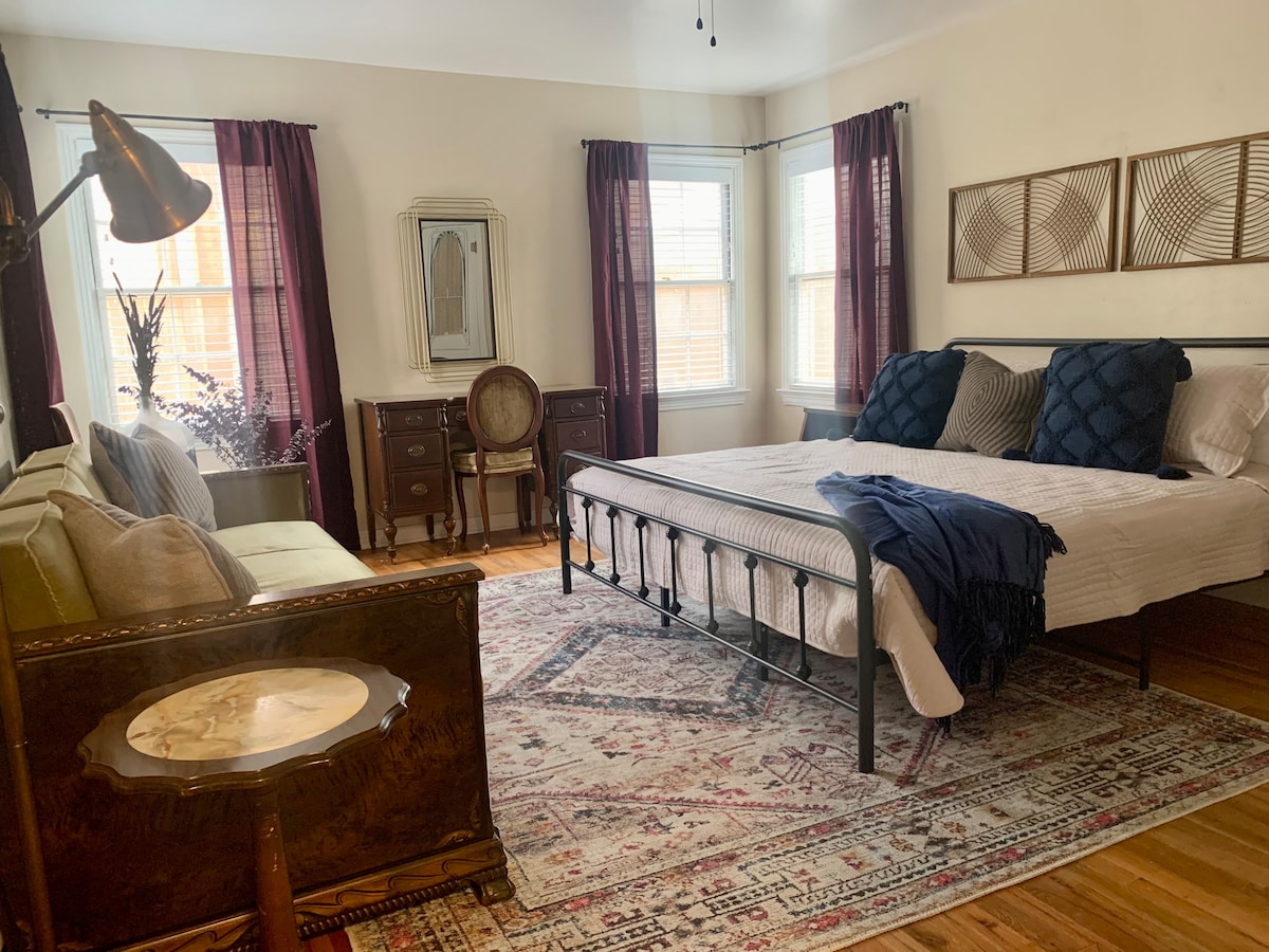 ห้องมาสเตอร์สวีทพร้อมเตียงคิงไซส์โต๊ะเครื่องแป้ง/โต๊ะทำงาน 