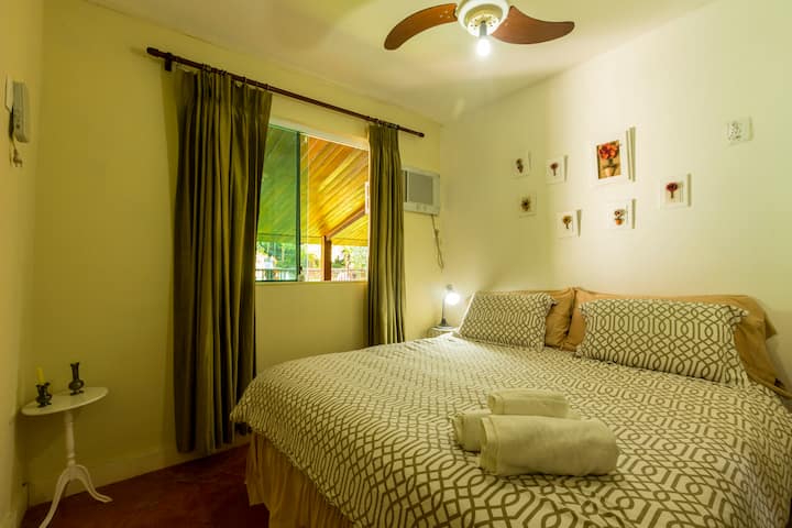 Spálňa na prízemí s oddelenými posteľami alebo manželskou posteľ
Štvrtý jednolôžkový alebo dvojlôžkový na prízemí