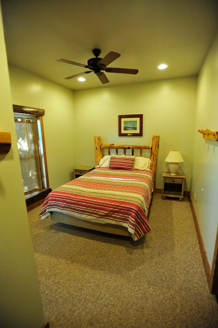 Chumba cha kujitegemea katika Nyumba ya Ranchi 4 vyumba vingine na Queen na Bunkbeds