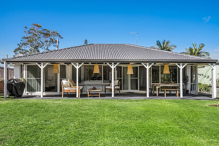 LILY HOUSE *WALK TO TOWN* GORGEOUS HOT SWIM SPA