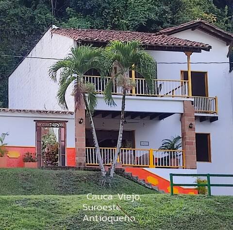 Cauca Viejo, Las Mañanitas, surrounded by nature