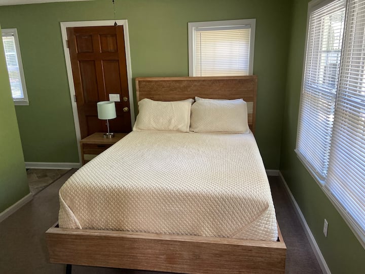 კომფორტული, კერძო საძინებელი, რომელსაც აქვს საწოლი 150‑179 სმ, თბილი დეკორი და პირადი სააბაზანო. სახლის სტილგამბრაზებული კარები სტუმრობას სოფლის ელეგანტურობის შტრიხს სძენს.