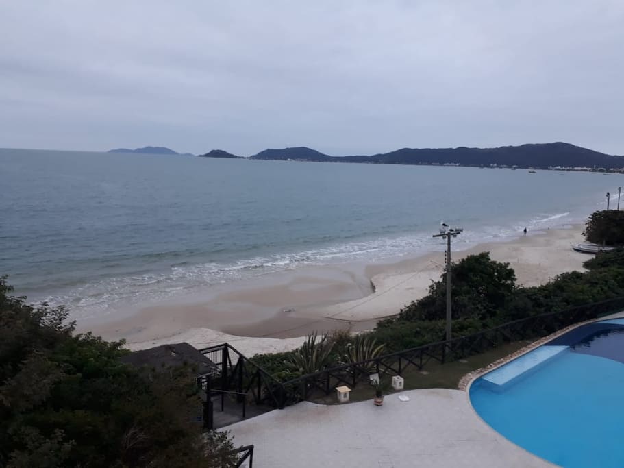 Vista da sacada, onde se vê o portão para a praia.