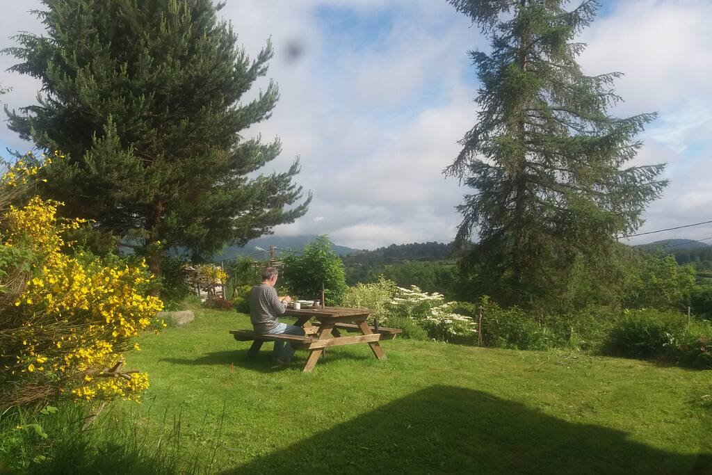 Petit déjeuner face à la vallée du Donezan !