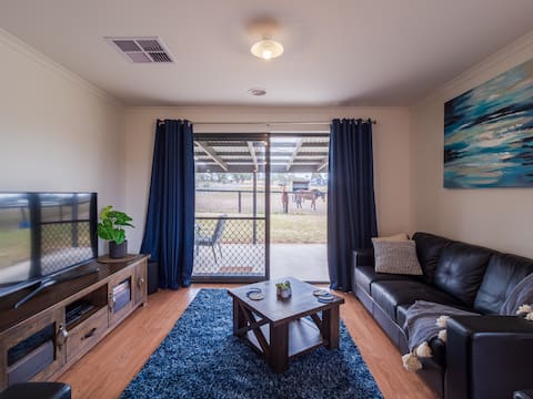 Popular Airbnb listing: Relaxing Country Retreat | 10 Mins to Bendigo CBD in City Of Greater Bendigo