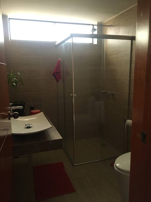 Baño moderno con ducha española y agua caliente
