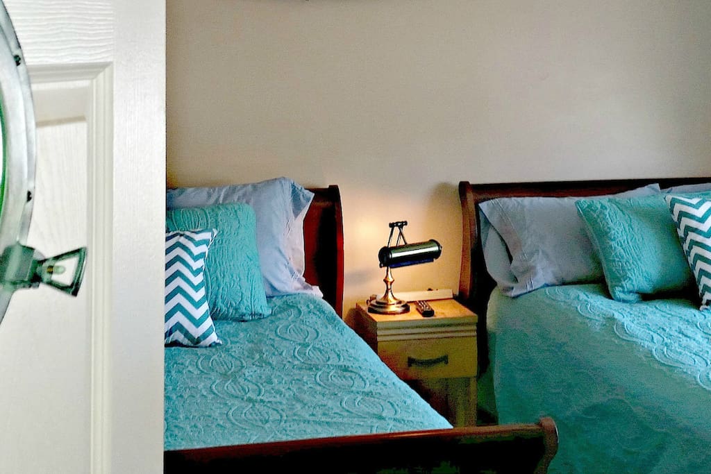 2 Full beds with memory foam mattresses for up to 4 people to sleep comfortably.