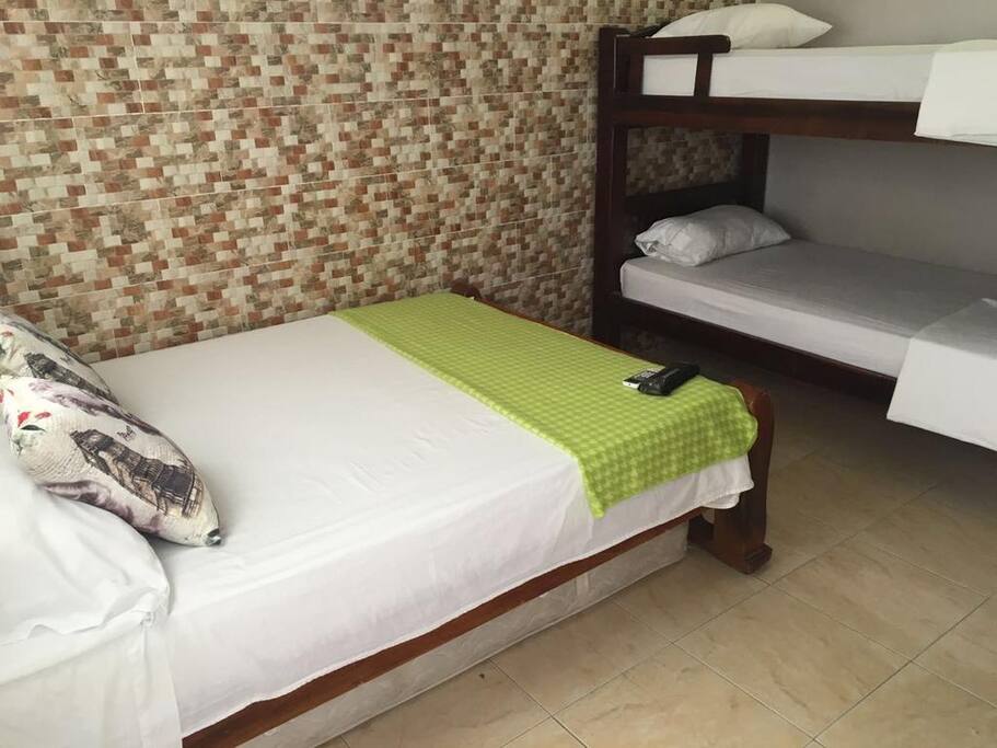 1 Cama doble con 1 cama auxiliar y un camarote