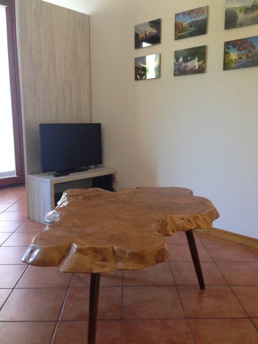 Zona giorno. Angolo TV. Tavolo in radice di teak anni 60.