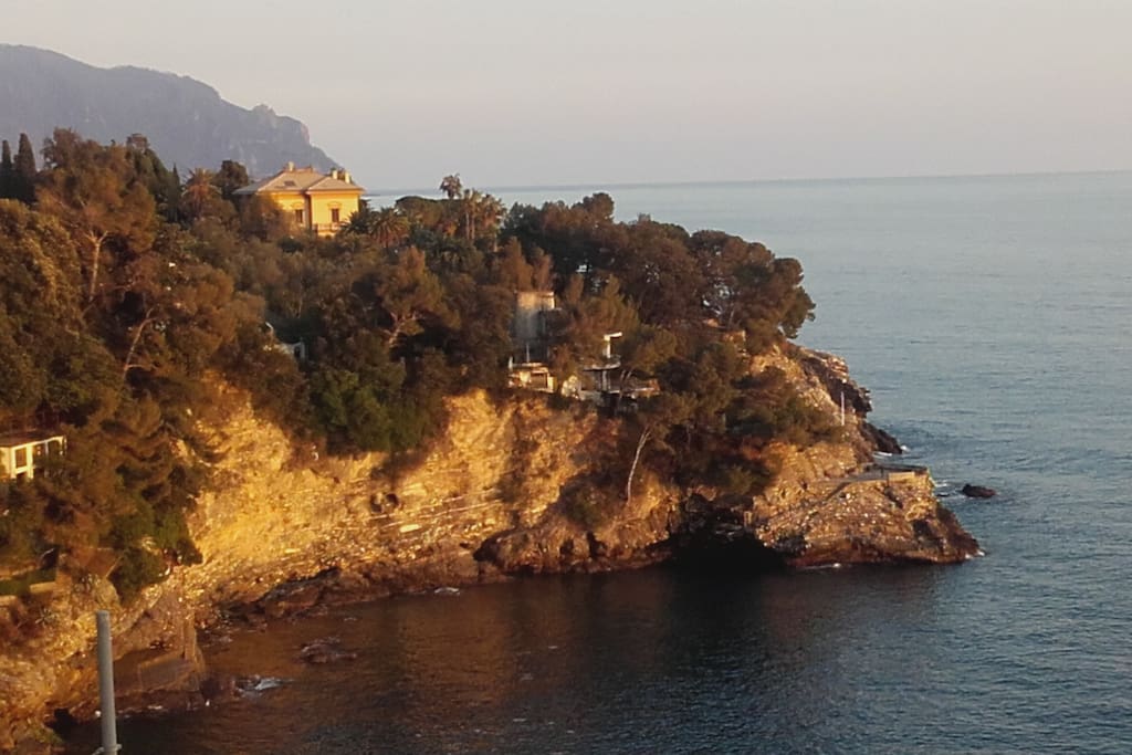 La scogliera con accesso al mare.................un mare da scogliera che si fa conquistare.
Tranquilli, di facile accesso.