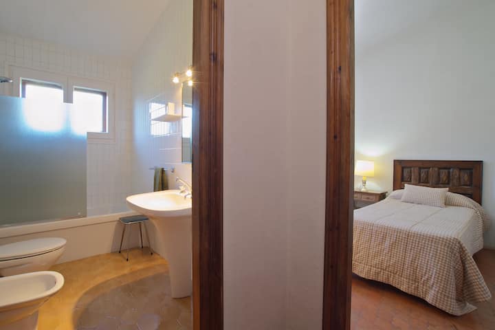 DOPPELZIMMER UND BADEZIMMER