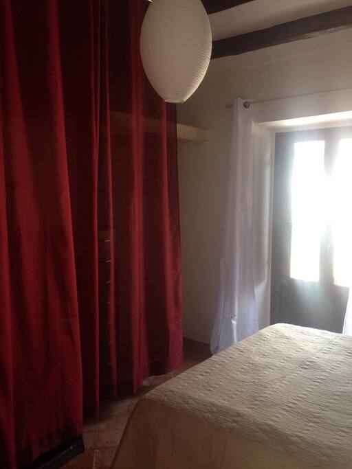 camera da letto luminosa, spaziosa e dotata di armadio, balcone con vista
