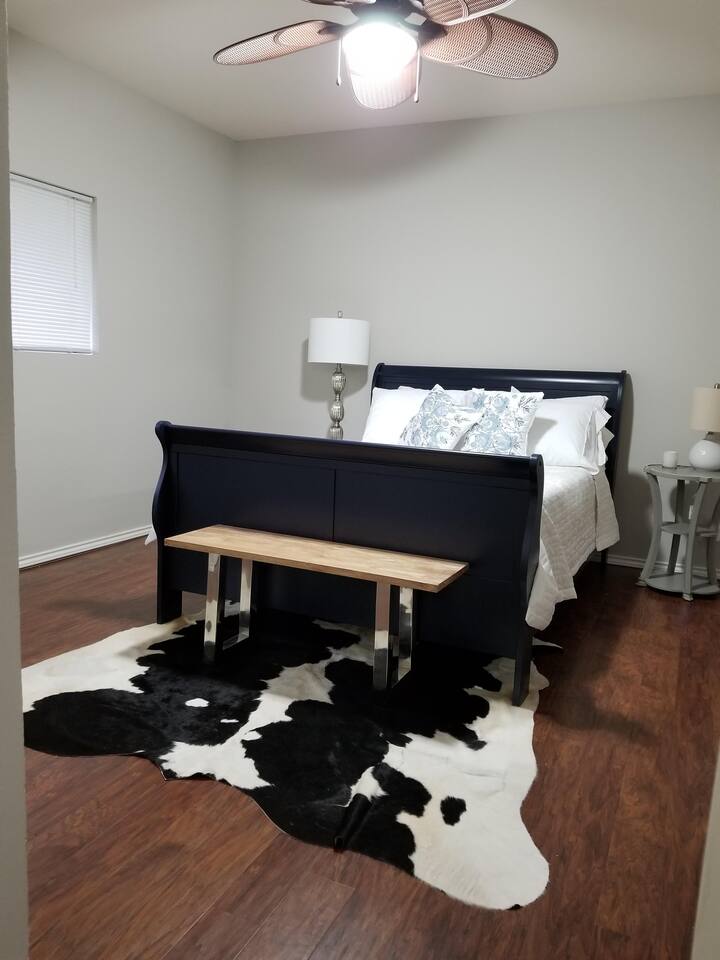 卧室2.带淋浴间的全功能卫生间。 