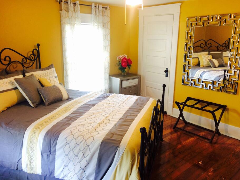 Cheerful! Stretch out on a queen bed and soak up the atmosphere. Check out the mirror design, luggage rack and closet.