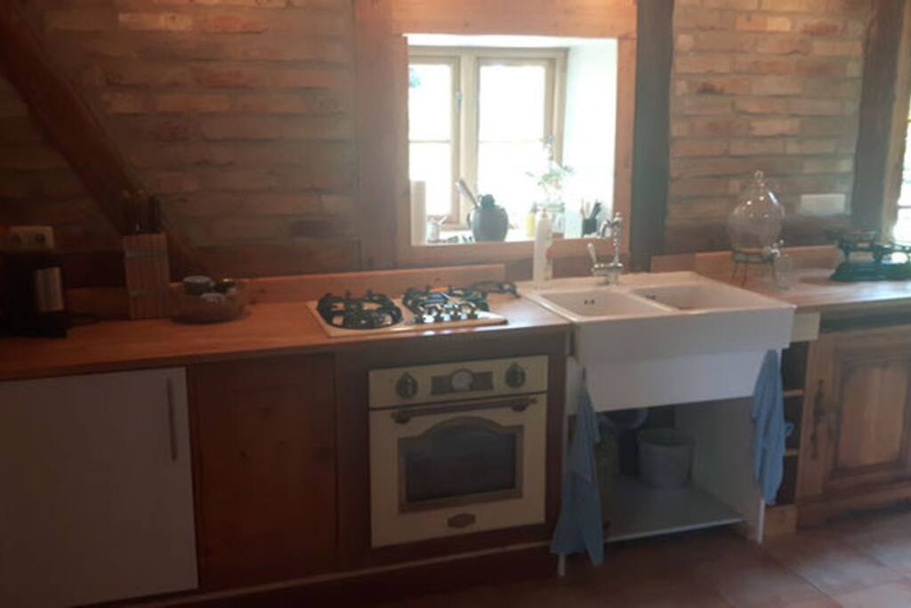 Küche mit Propangasherd und E-Backofen