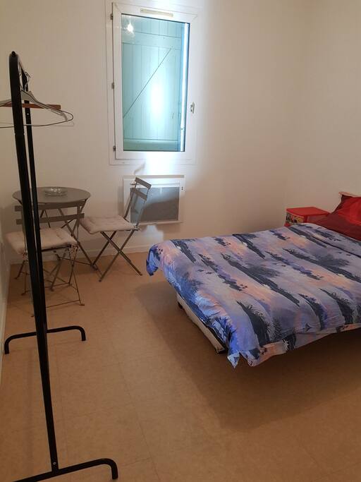 Chambre avec porte vêtement