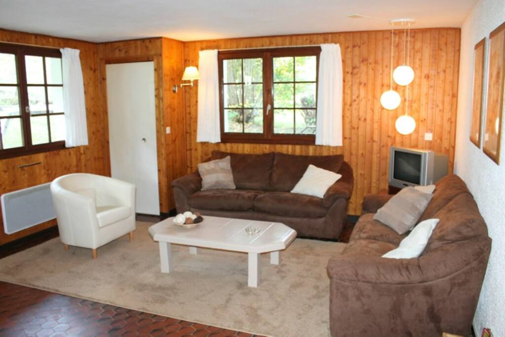 Living room/salon du bas