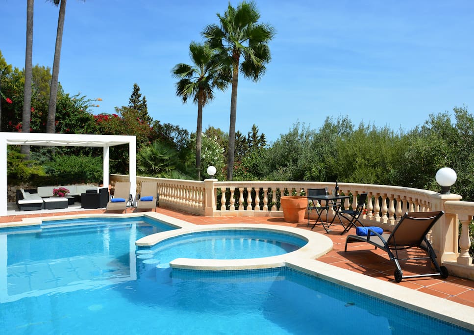 Piscina con zona infantil, solarium y chillout. Totalmente reformada, de agua salada.
Pool with children area, solarium and chillout. Totally reformed with salt water.