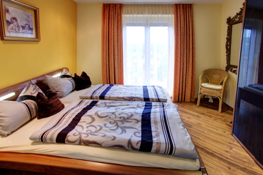 Schlafzimmer mit Doppelbett