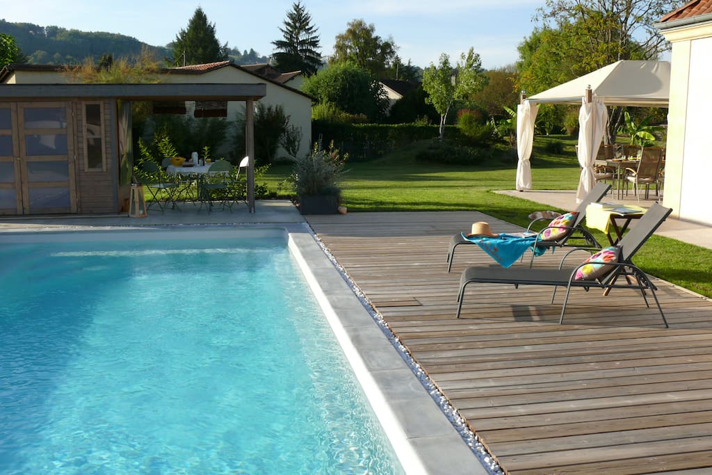 La piscine plein sud devant la villa