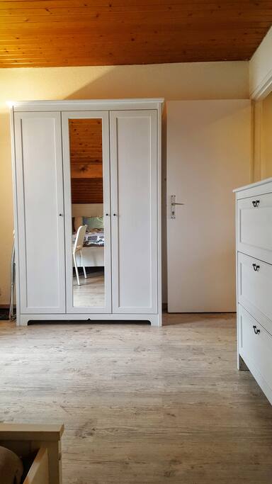 Une grande armoire avec beaucoup de place