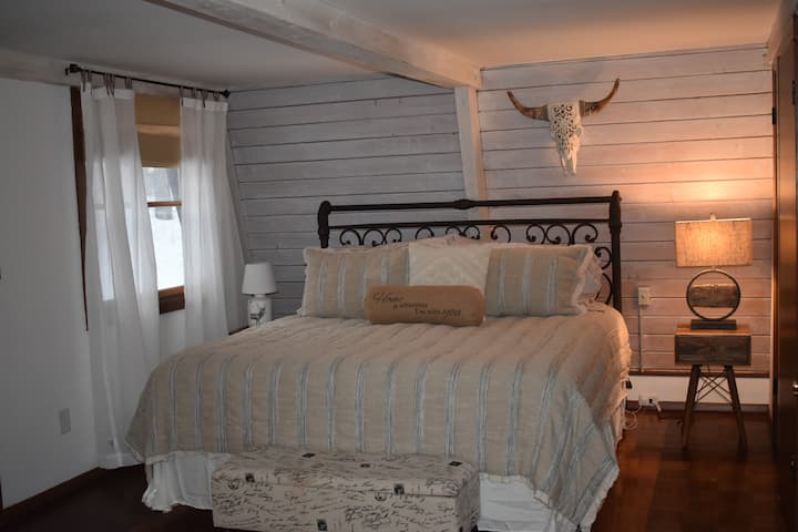 主卧配有加大双人床和休息区。