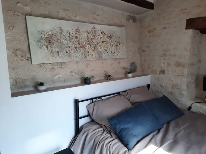 Spavaća soba 2 komode i noćni ormarić 