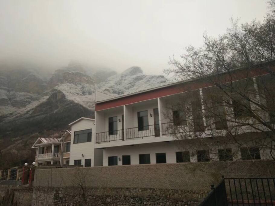 雪景中的山里山房