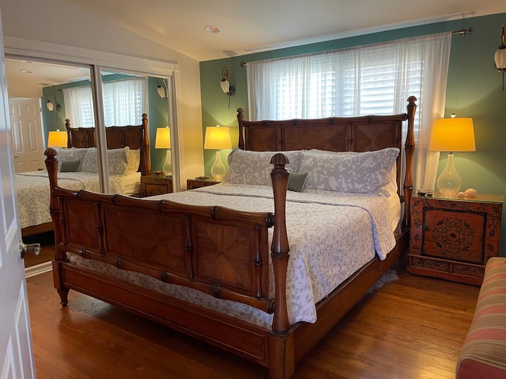 Kingsize Tommy Bahama საწოლი ტემპერამური მატრასით, რომ კარგად გამოიძინოთ კონდიციონერის გაყოფილ ოთახში. 