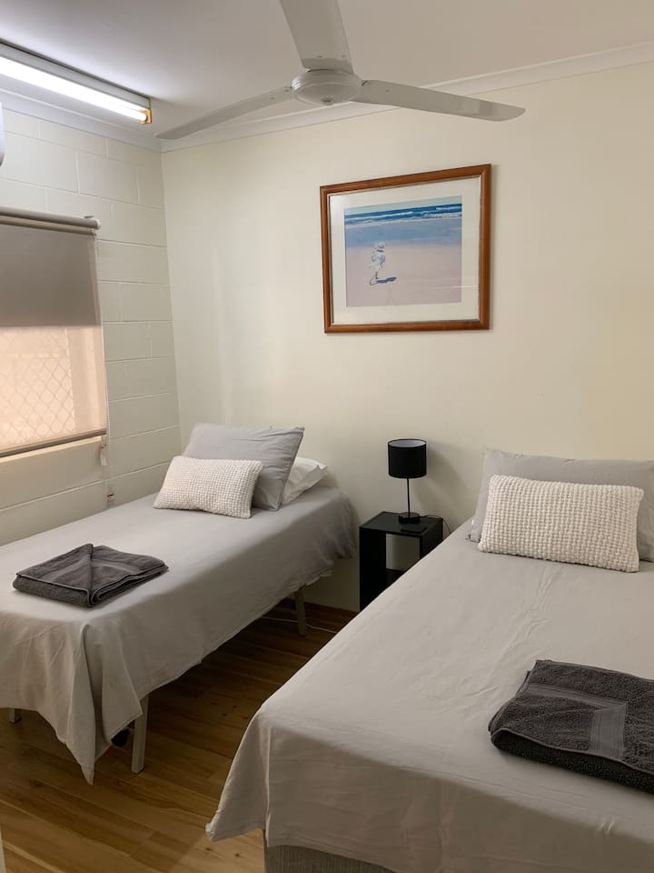 3. Schlafzimmer. 2 Einzelbetten (Ausziehbett), die bei Bedarf in ein Kingsize-Bett umgewandelt werden können. Wir haben auch ein tragbares Kinderbett, das in diesem Zimmer aufgestellt werden kann, um Babys und Kleinkinder unterzubringen.