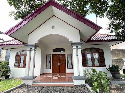 Villa Serasa di Beji •Cozy Spacious•Green Backyard