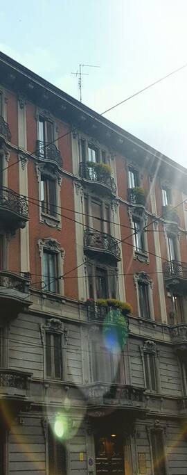 Facciata della casa e balconcini in ferro battuto