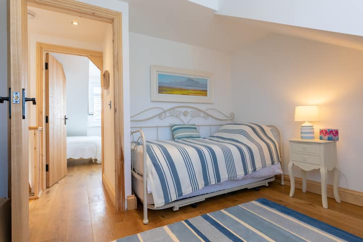 Dhomë gjumi me krevat dopio "Daybed" poshtë