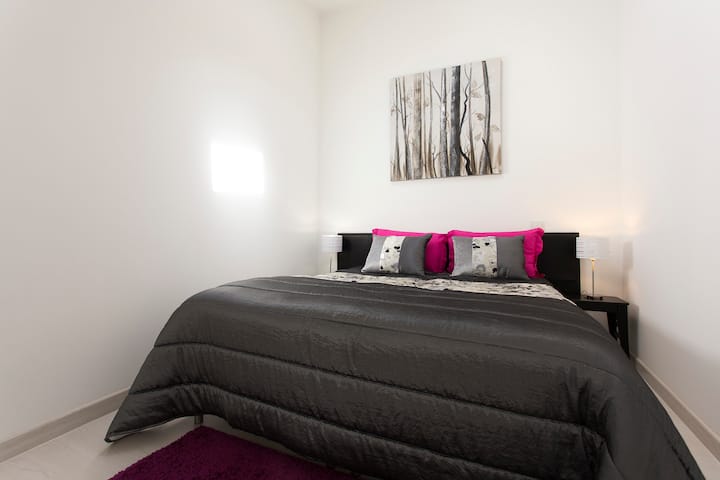 Hauptschlafzimmer mit Klimaanlage. Das Bett kann auf 2 Einzelbetten getrennt werden.