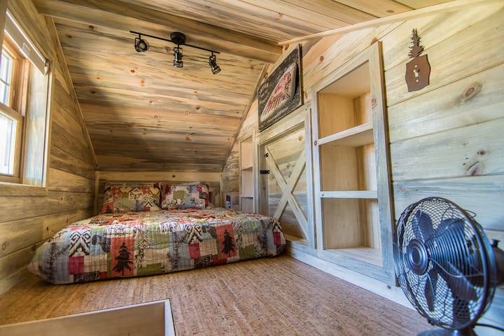 Приватна спална соба на поткровје со луксузна постелнина и јорган. Има полици за складирање и електричен камин и вентилатор со далечински управувач. Мора да пристапите до скала за оваа спална соба и не се препорачува за мали деца.