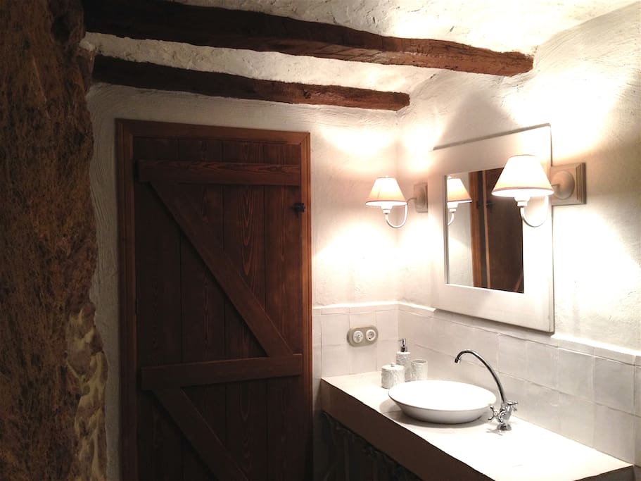 cuarto de baño con encanto. Las paredes están formadas por la propia roca arenisca de las montañas.