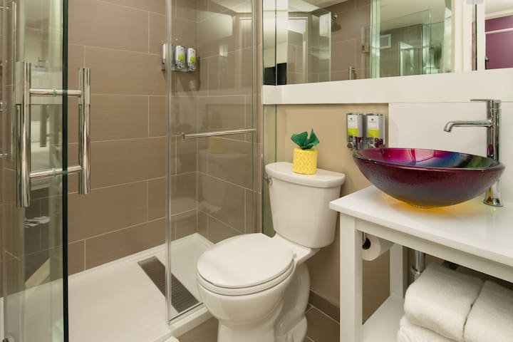 Staypineapple managed Airbnb listing 2