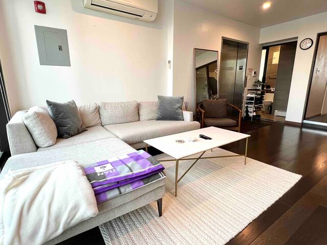 Luxury Penthouse! 2 Bed / 2 Bath + Private Balcony gallery image 2