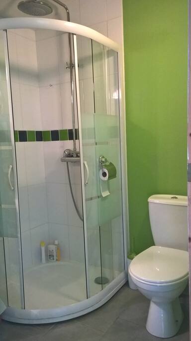 Salle d'eau privative avec douche et WC