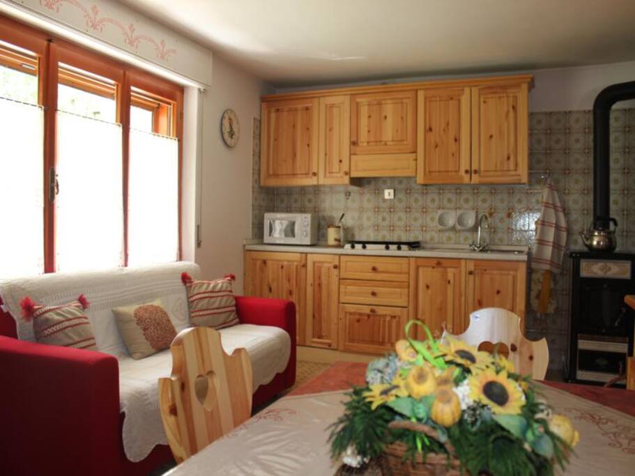 Piano terra bilocale - salone con divano letto