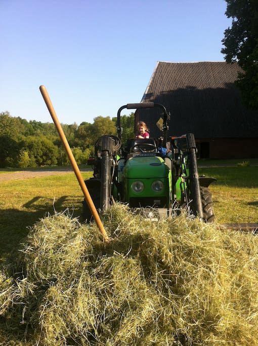 Beim Traktor-Fahren