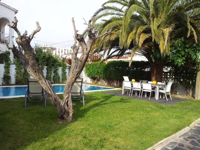 005 Villa with swimmingpool gallery image 4