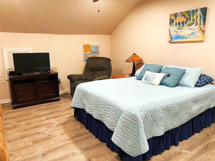 غرفة نوم /منطقة معيشة بسرير كبير