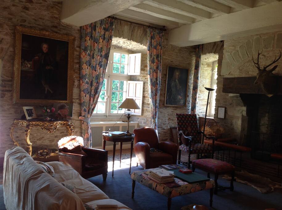 Salon confortable, avec très grand cheminée